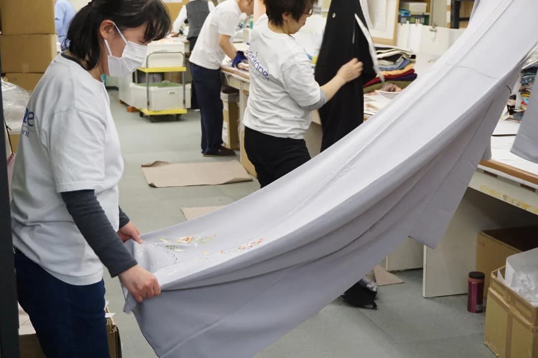 着物を広げてお手入れをする作業の様子